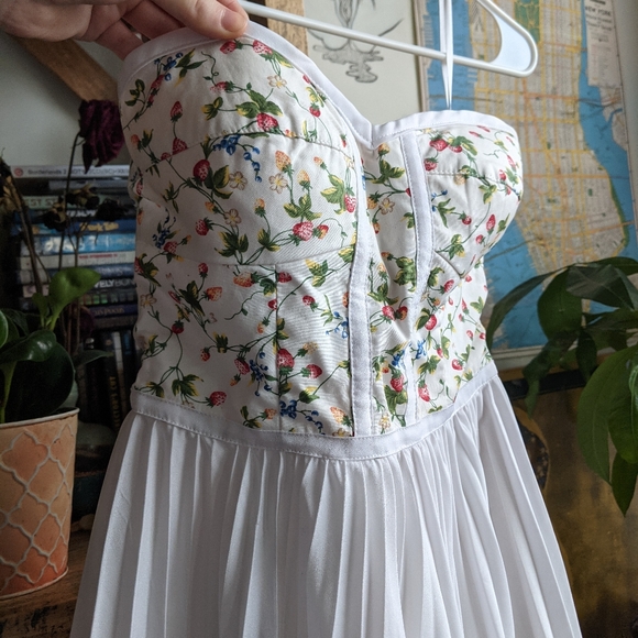 NWT White Formal Strawberry Floral Dress sz Small - Picture 2 of 9